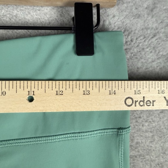 Vuori Pants Womens Large Green Leggings Gym Running Yoga Pockets 7/8 Preppy - Picture 9 of 12